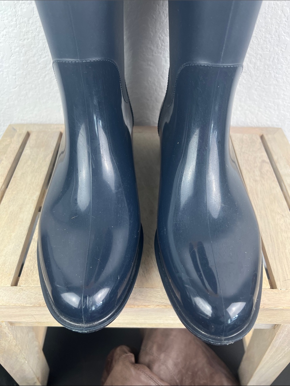 Tommy Hilfiger Tall Navy Rubber Rain Boots with Gold Logo - Picture 2 of 6